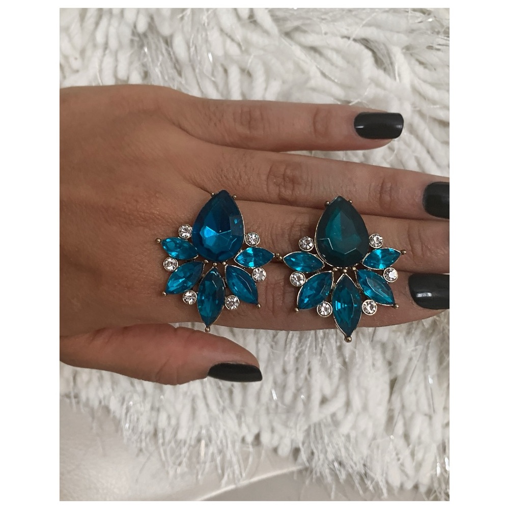 Turquoise detailed earrings!